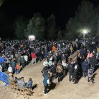 Gent esperant per accedir al Pessebre dels Estels de la Masia de Castelló.