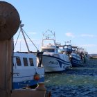 Diverses barques d'arrossegament amarrades al moll pesquer de la Ràpita.