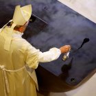 Imatge de l’arquebisbe de París, Laurent Ulrich, consagrant el nou altar de Notre-Dame.