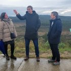 El director general de Polítiques Ambientals i Medi Natural, Marc Vilahur, a Vespella de Gaià amb membres de l'associació La Sínia.