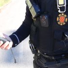 Imatge d'un agent de la Guàrdia Urbana de Tarragona amb un alcoholímetre.