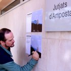 El president de l'associació Sediments, Josep Juan, amb cartells il·lustratius de la querella contra Endesa i la CHE als jutjats d'Amposta.