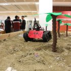 Un dels robots de la Hackató Robotech en una recreació d'una platja amb pèl·lets.