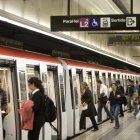 Persones pujant al metro a l'estació de Paral·lel de Barcelona