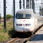 Imatge del tren AVE entre Barcelona i Lió abandonant l'estació de Narbona