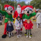 El Pare Noel, Mickey i Minnie Mouse i Campi van fer acte de presència al Parc de Nadal de l’AV