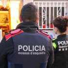 Agents dels Mossos d’Esquadra i de la Guàrdia Urbana van realitzar fa mesos una campanya d’informació als veïns de la zona.