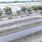 Imatge aèria de la planta fotovoltaica del dipòsit municipal de vehicles.