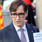 El president de la Generalitat, Salvador Illa, durant l'ofrena a la tomba de Francesc Macià.