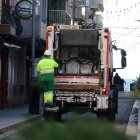 Un camió de la brossa recollint les escombraries del passeig marítim de Calafell