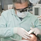 Imagen de archivo de un dentista atendiendo a un paciente