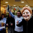 Els propietaris de l'estanc de Reus celebren que han venut el primer premi de la grossa.