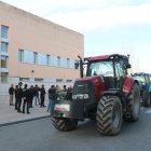 Una columna de tractors aparcada davant del jutjat d'Amposta.