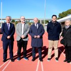 El delegat del govern espanyol a Catalunya, Carlos Prieto; l'alcalde de Cambrils, Alfredo Clúa i regidors de l'equip de govern i el subdelegat accidental a Tarragona, durant la vista feta a les instal·lacions esportives del municipi.