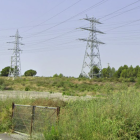 Imatge de dues torres d'Alta tensió situades a les Gavarres.