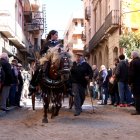 Una genet guia un carro durant el recorregut dels Tres Tombs a Valls