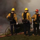 Els bombers despleguen estructures de defensa contra l'incendi forestal de Palisades a Los Angeles, Califòrnia, els EUA.