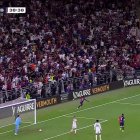 Raphinha, del Barça, celebra el tercer gol dels blaugranes davant de la tanca publicitària d'Yzaguirre.