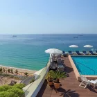 Imatge de la piscina al terrat de l'Hotel H10 Imperial Tarraco, amb vistes a l'amfiteatre romà de Tarragona i el Mar Mediterrani.