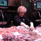 La propietària de 'Peixateria Encarna' preparant el peix al Mercat de Tarragona.