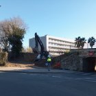 Una imatge treballant en l'enderrocament del pont al Vial del Cavet.