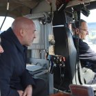 El delegat del govern espanyol a Catalunya, Carlos Prieto, visitant l'helicòpter Helimer de Salvament Marítim.