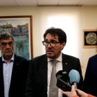 El delegat del Govern a l'Ebre, Joan Castor Gonell, el secretari d'Empresa i Competitivitat, Jaume Baró, i el president del Baix Ebre, Antoni Gilabert.