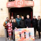 El director de la Sala Trono juntament amb els artistes tarragonins davant el Teatre Magatzem en la presentació de la temporada de primavera del 2025.