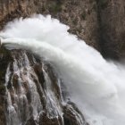 Sortida d'aigua en el marc de l'operació al pantà de Camarasa.