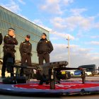 Agents de la Policia Local de Tortosa davant del nou dron que han incorporat al cos.