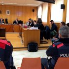 Els dos acusats d'un delicte d'assassinat amb traïdoria per matar un home a Reus el 2023, a l'inici del judici celebrat a l'Audiència de Tarragona.