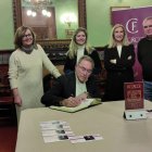 Ramon Marsal, president de la Fundació PortAventura, signant el llibre d’honor del Círcol de Reus.