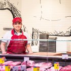 Mariela treball a la carnisseria d'un supermercat gràcies al programa Incorpora.