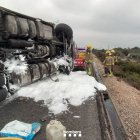 Imatge del camió bolcat a l'AP-7, a l'Ametlla de Mar.