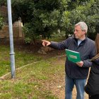 Joan Carles Gavaldà, visitant el barri de Mas Magrané.