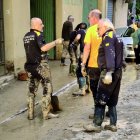 Imatge de diversos voluntaris de Protecció Civil de Roda de Berà treballant a Moncada.