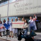 Moment de la donació de la recaptació del Panettone solidari de Xocosave.