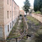 La nau del col·legi Sant Josep de Tortosa que es vol convertir en residencial al costat d'un dels antics patis.