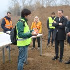 El director de les obres de connexió entre l'Ebre i el pantà dels Guiamets explica el projecte al conseller d'Agricultura Òscar Ordeig, i al president de la CHE, Carlos Arrazola.