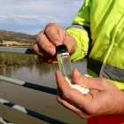 Un operari de Tragsa amb una mostra de terbolesa de l'aigua a Riba-roja.