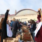 Una parella d'Altafulla menja calçots en el marc de la Gran Festa de la Calçotada a Valls