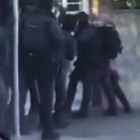 Captura del video publicat a les xarxes socials d'una entrada dels cossos policials en un chalet a Palaresos.