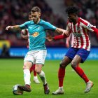 Roberto Torres controla la pilota en un partit de Lliga amb Osasuna contra l'Atlético de Madrid.