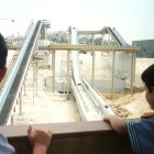 Imatge d'Oscar Elgarrista, de jove, en  durant unes visites que es van fer a la construcció del parc l'any 1994.