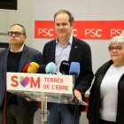 El senador i primer secretari del PSC a l'Ebre, Manel de la Vega, amb Mercè Pedret i Jaume Roca.