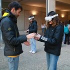 Joves amb ulleres virtuals participant en un dels tallers de la jornada Girls’ Day, organitzada per la URV.