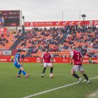 Borja Granero, al centre de la imatge, en el seu primer partit de grana.