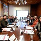 Membres de la comissió mixta Diputació- URV, presidida per la presidenta de la Diputació de Tarragona, Noemí Llauradó i el rector de la URV, Josep Pallarès.