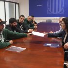 Representants del Gremi de la Pagesia Catalana al Camp de Tarragona entreguen el manifest a la directora dels Serveis Territorials d'Agricultura a Tarragona, Glòria Tibau.