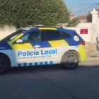 Un agent de la Policia Local de Mont-roig del Camp a la zona on s'han produït recentment robatoris.
